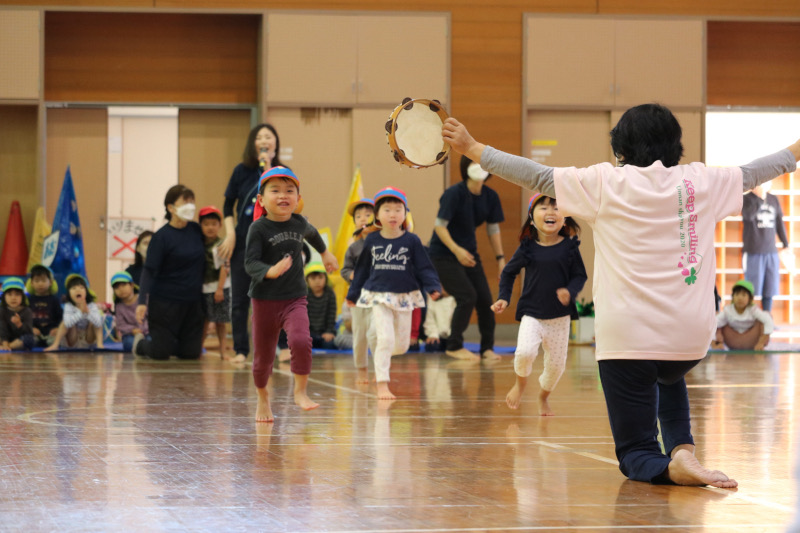 保育園の運動会。かけっこで走る園児達。